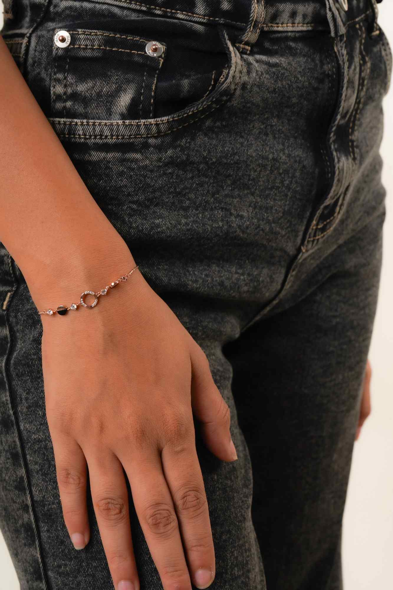 Black & Gold Circle Necklace - Thumbnail 2
