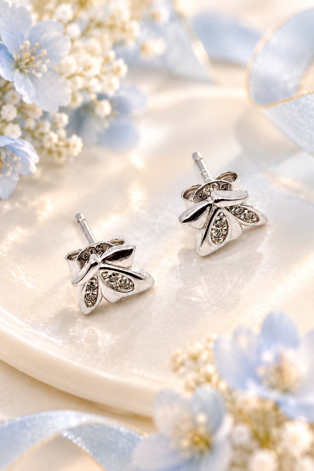 Lumière Bloom Stud Earrings - Thumbnail 3