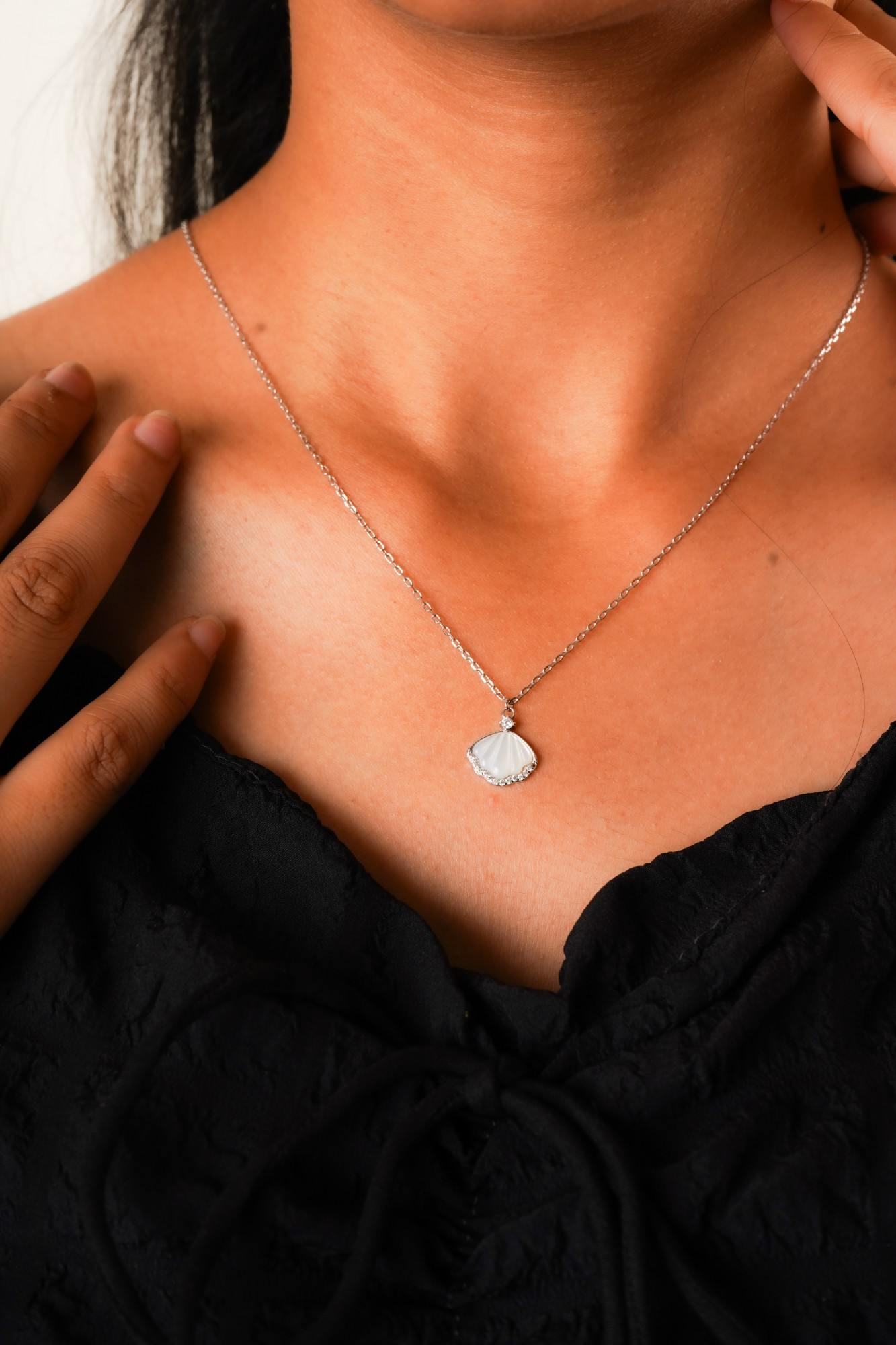 Pearl Shell Pendant Necklace - Thumbnail 2